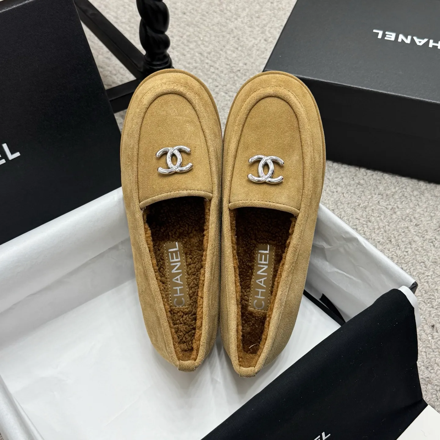 👟👟Ex-factory price 600👟👟 Classic model 🇨🇳ChaneL 25K Teddy fur loafers Simple and high-end design, super versatile! Double C logo embellishment! Imported suede has the texture of natural animal leather visible to the naked eye! The top version is stress-free when entering and exiting the cabinet. It has a bookish texture on the feet and feels great on the feet. Versatile item. ✅Upper: Customized imported suede. ✅Inner lining: imported lamb wool. ✅Outsole: imported genuine leather. ✅Size: 35-40. ✅Comes with a full set of packaging.